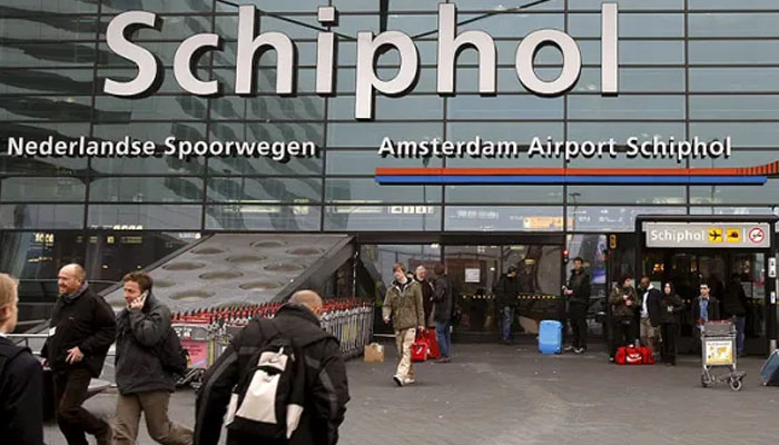 نیدرلینڈز ائیرپورٹ پر جہاز کے انجن میں گر کر ایک شخص ہلاک