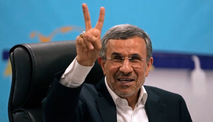سابق ایرانی صدر  احمدی نژاد نے صدارتی انتخابات کیلئے کاغذات  نامزدگی جمع کروادیے