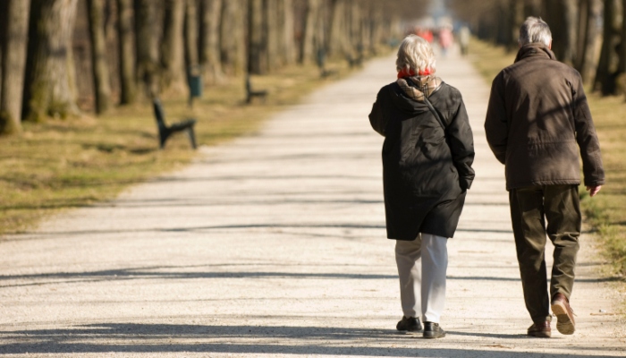 عمر بڑھنے کے ساتھ لوگ سست روی سے کیوں چلنے لگتے ہیں؟