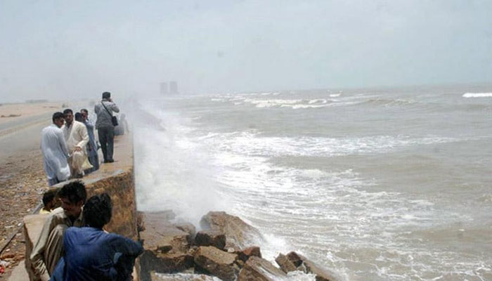 کراچی میں تیز سمندری ہواؤں سے گرمی کا زور ٹوٹ گیا