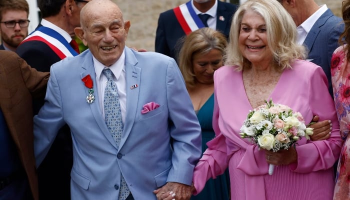 100 سالہ شخص نے 3 سال کی محبت کے بعد 96 سالہ خاتون سے شادی کرلی
