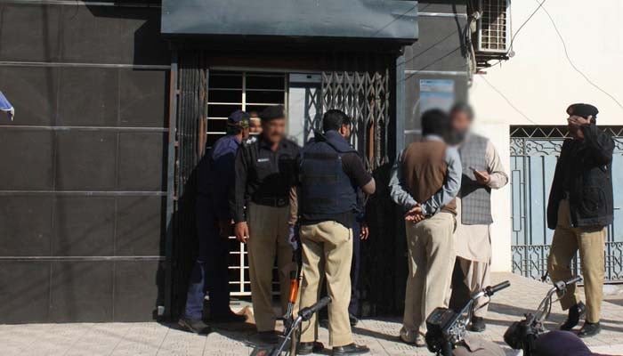 مانسہرہ میں ڈاکوؤں نے بینک عملے کو یرغمال بناکر ایک کروڑ 30 لاکھ روپے لوٹ لیے