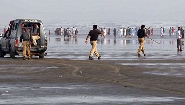 کراچی: سمندر میں نہانے پر 2 ماہ کیلئے پابندی عائد