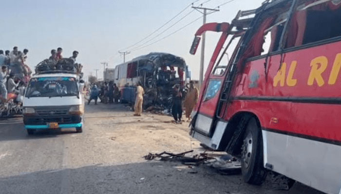 خیرپور: قومی شاہراہ پر  تیز رفتاری کے باعث بس الٹ گئی، ڈرائیور سمیت 4 افراد جاں بحق