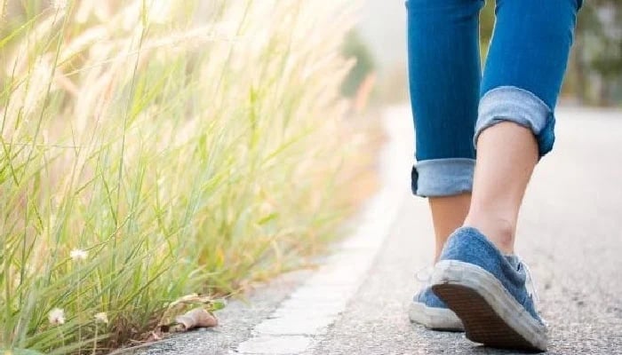 چہل قدمی کرنے کی عادت آپ کو انتہائی عام تکلیف دہ عارضے سے بچا سکتی ہے