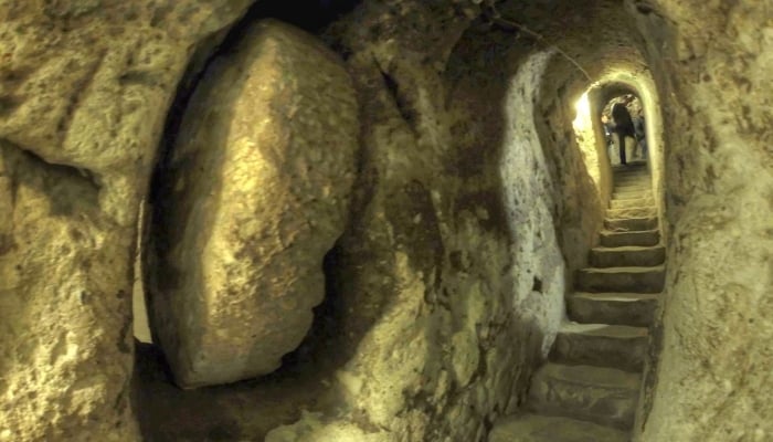 وہ پراسرار زیرزمین شہر جسے ایک شخص نے تہہ خانے کی دیوار توڑتے ہوئے دریافت کیا
