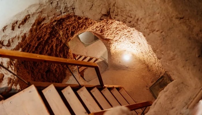 وہ پراسرار زیرزمین شہر جسے ایک شخص نے تہہ خانے کی دیوار توڑتے ہوئے دریافت کیا