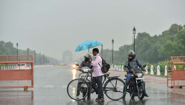 بھارتی دارالحکومت نئی دہلی میں بادل برس پڑے، گرمی کا زور ٹوٹ گیا