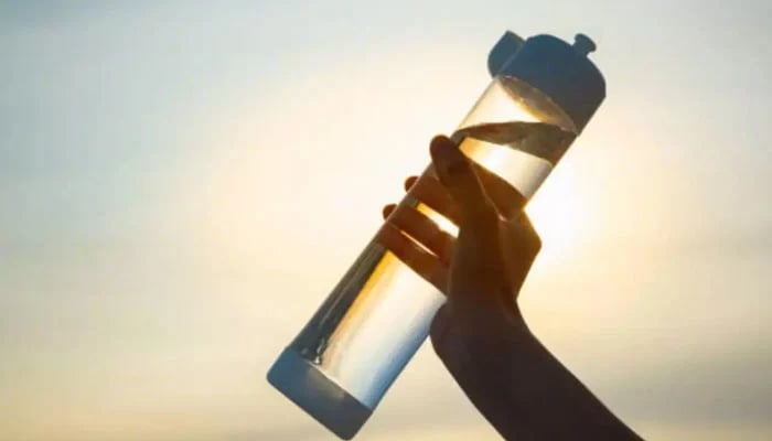 پانی کی بوتلوں کو دن بھر ہاتھ میں لے کر گھومنے کا نقصان جانتے ہیں؟