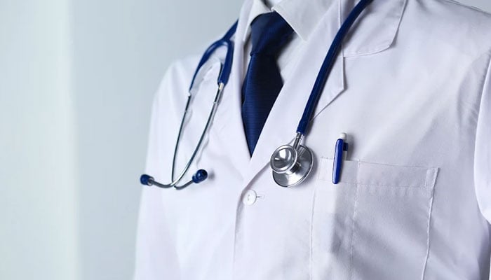 ’بچپن سے ڈاکٹر بننے کا شوق‘، کراچی سول اسپتال سے ڈاکٹر بن کر گھومنے والا بیکری ملازم پکڑا گیا