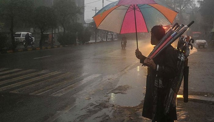 کراچی میں کل سے گرمی کی شدت میں کمی کا امکان، ہلکی بارش کی بھی پیشگوئی