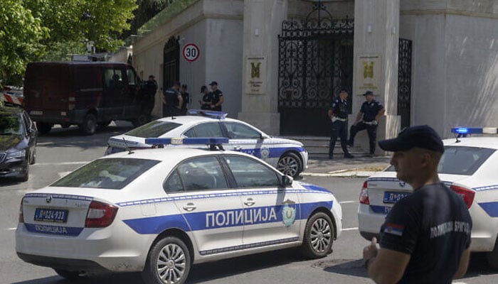 سربیا: اسرائیلی سفارتخانے کے باہر پولیس اہلکار تیرحملے میں زخمی، حملہ آور مارا گیا