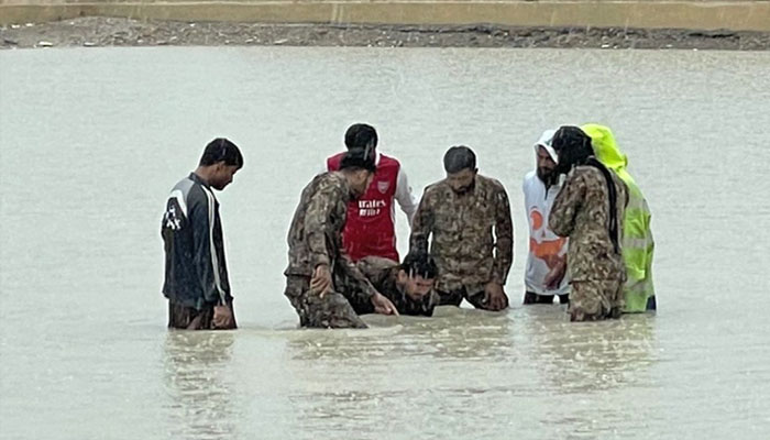 مشرقی بلوچستان میں طوفانی بارش سے 6 افراد جاں بحق، بلوچستان کو کے پی سے ملانے والی ہائی وے بند