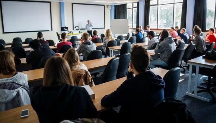 برطانیہ: غیر ملکی طلبہ کی تعداد میں کمی سے یونیورسٹیوں کے دیوالیہ ہونے کا خطرہ
