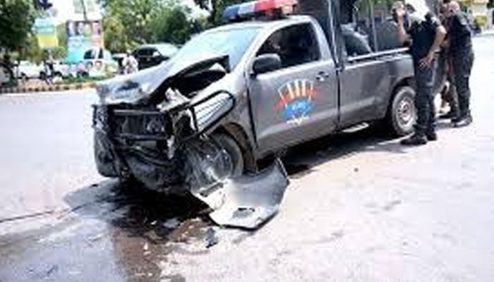 کندھ کوٹ میں پولیس وین حادثے کا شکار، 4 پولیس اہلکار جاں بحق