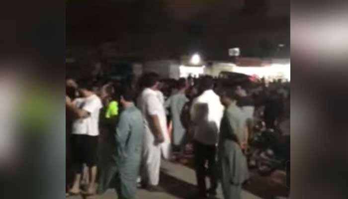 کراچی: گاڑی تحویل میں لینے پر تلخ کلامی پولیس اور وکلا میں جھگڑے کا سبب بن گئی