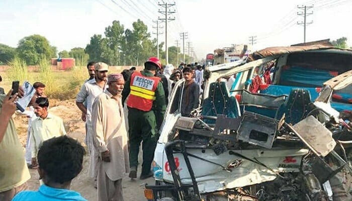 بھکر:  ناصر آباد کےقریب وین ٹرک سے ٹکرا گئی، 5 افراد جاں بحق