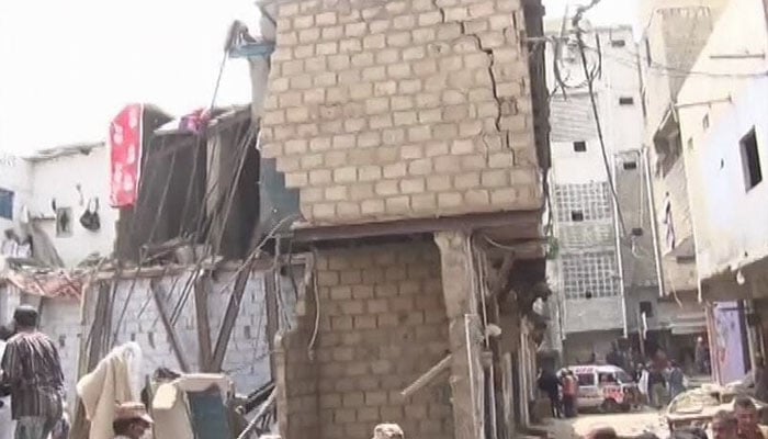 کراچی: بلدیہ ٹاؤن میں غیرقانونی تعمیر کی جانے والی عمارت منہدم
