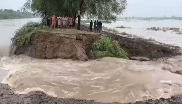 سندھ کے مختلف علاقوں میں بارش، نہروں میں شگاف پڑنے سے درجنوں دیہات زیر آب