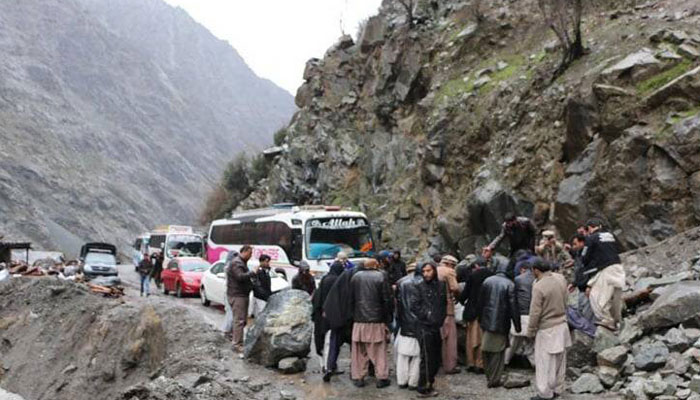 گلگت بلتستان کے مختلف علاقوں میں لینڈ سلائیڈنگ، شاہراہ قراقرم تین مقامات پر بند