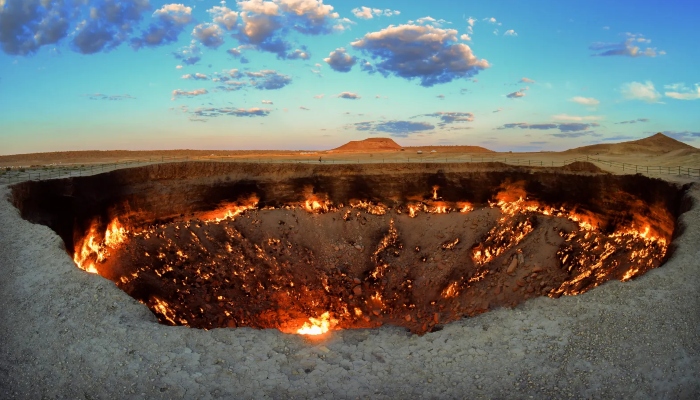 پراسرار جہنم کا دروازہ کیسے وجود میں آیا اور یہ کب تک بھڑکتا رہے گا؟