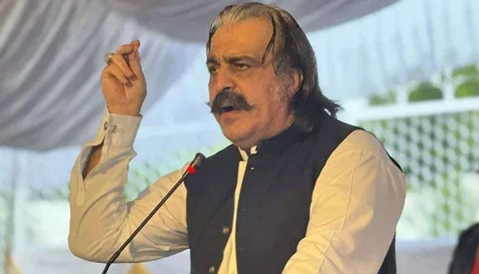 ’والدہ گلے میں سونے کی چین  پہناتیں میں بیچ دیتا تھا‘ گنڈاپور نے دلچسپ قصّہ سنادیا