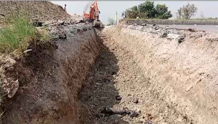 پی ٹی آئی کا ڈی چوک پر احتجاج کا اعلان، اسلام آباد جانیوالے راستے بند، جڑواں شہروں میں موبائل سروس معطل