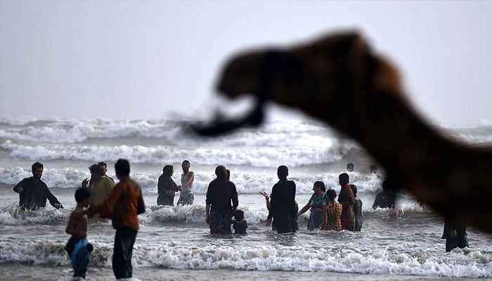 کراچی میں  آج سے گرمی بڑھنے کا امکان ، پارہ کہاں تک جاسکتا ہے؟