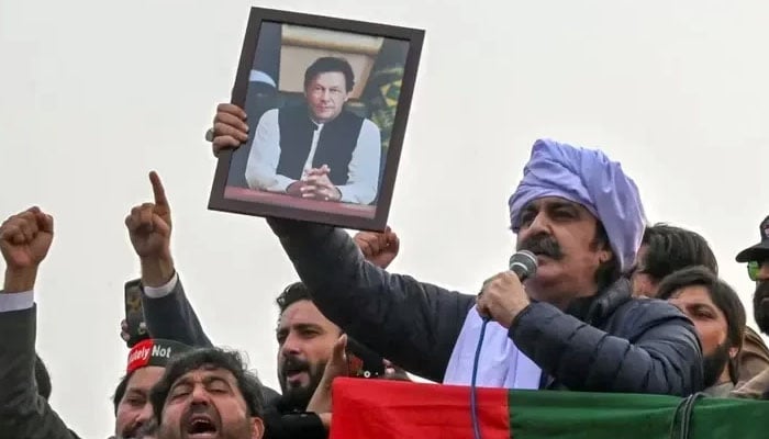 عمران اور گنڈاپور کے خلاف اقدام قتل، دہشتگردی اور ریاست پر حملے کا مقدمہ درج