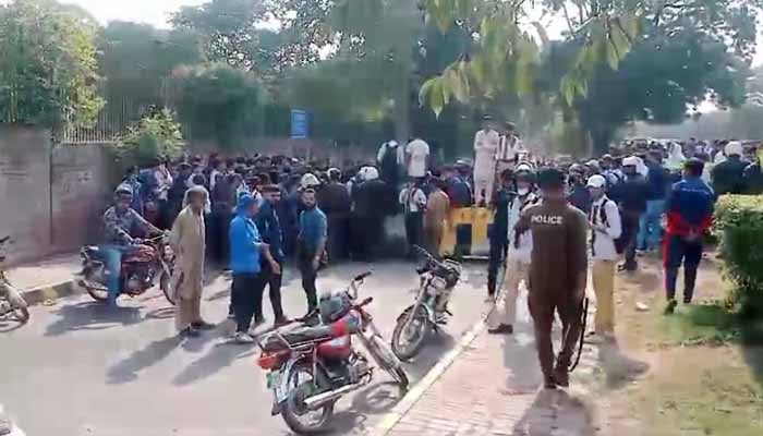 طالبہ سے مبینہ زیادتی: پنجاب کے مختلف شہروں میں احتجاج، غیر مصدقہ خبر وائرل کرنے پر مقدمہ درج