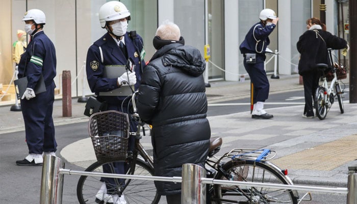 جاپان میں سائیکل چلاتےوقت  موبائل استعمال کرنے والوں کو سزا دینے کا فیصلہ