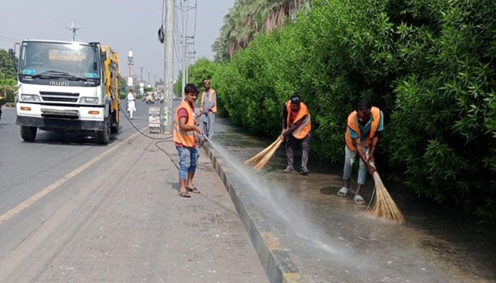 فیصل آباد میں ’ستھرا پنجاب‘ منصوبے کے تحت آزمائشی طور پر صفائی آپریشن شروع