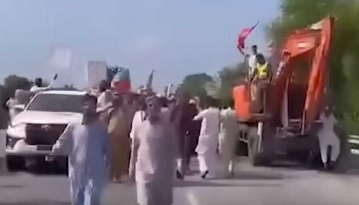 پی ٹی آئی کا صوابی جانے والی پرائیویٹ مشینری پر نامعلوم افراد کے حملے کا دعویٰ