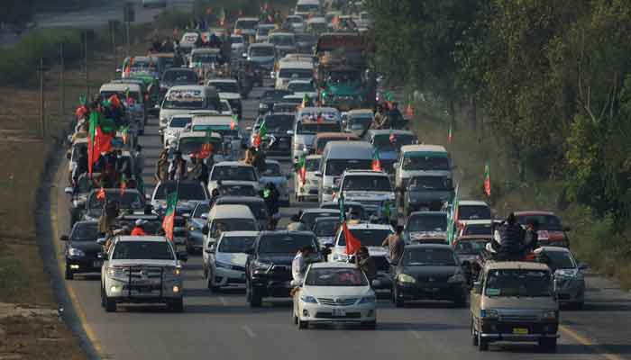 رات موٹر وے پر گزارنے کے بعد پی ٹی آئی کا قافلہ علی امین گنڈا پور کی قیادت میں اسلام آباد کی جانب رواں دواں