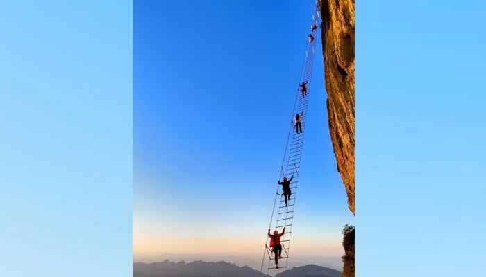 منفرد آسمانی سیڑھی جو 5 ہزار فٹ کی بلندی پر لے جاتی ہے