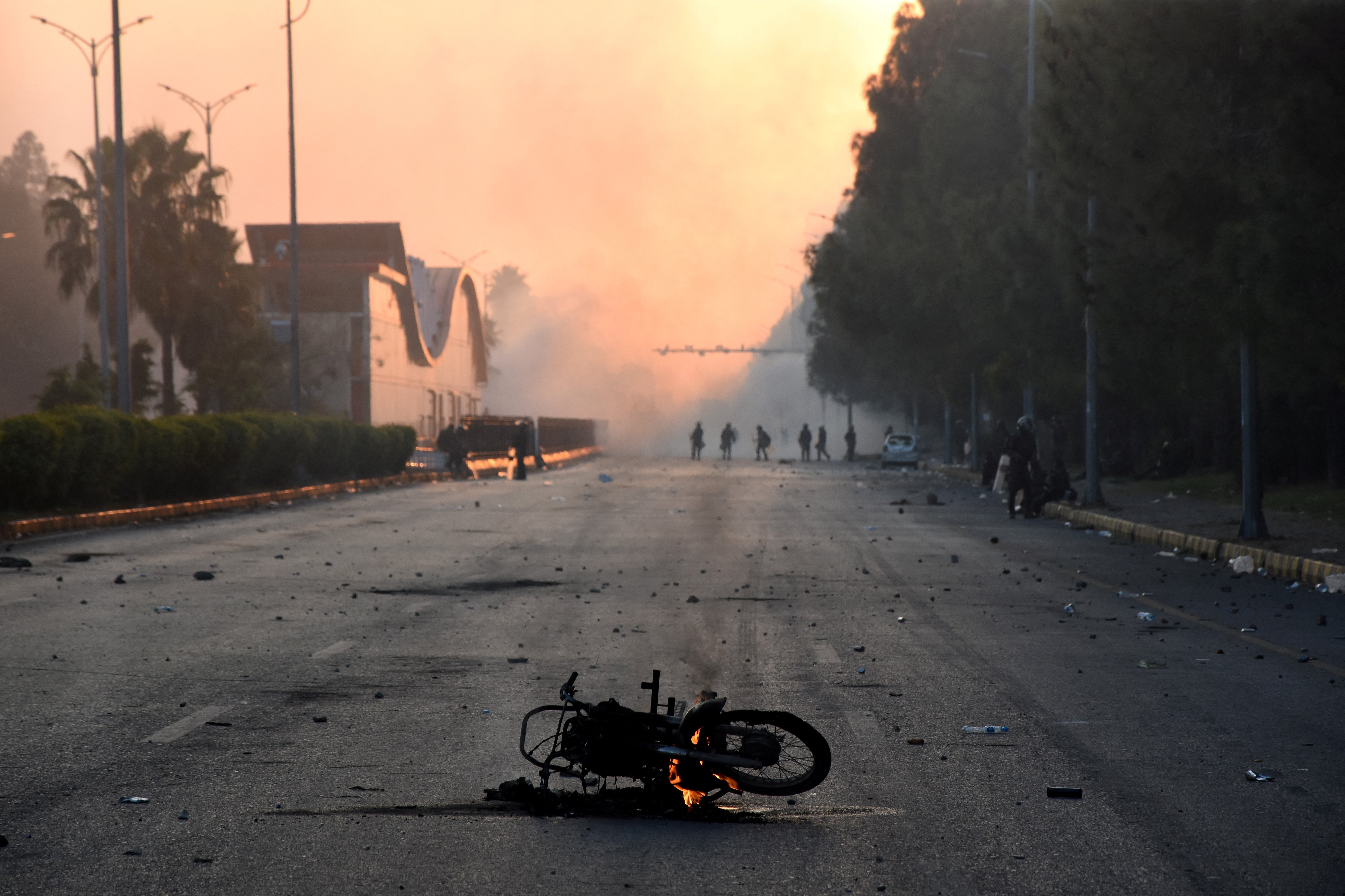 تصاویر: پی ٹی آئی احتجاج کے بعد کے مناظر