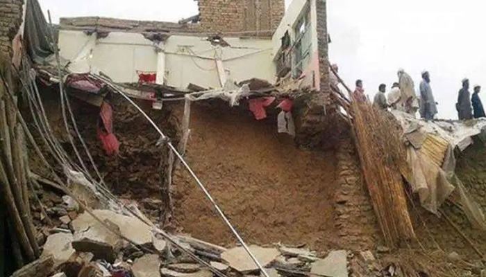 ٹانک: بارش کی وجہ سے کمرے کی چھت گرگئی، 3 افراد جاں بحق