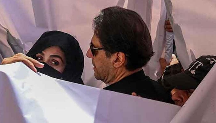 عمران خان کو پارٹی کے ’کمپرومائز‘ لیڈرز سے زیادہ اہلیہ پر اعتماد ہے: بشریٰ بی بی کے معاونین کا دعویٰ