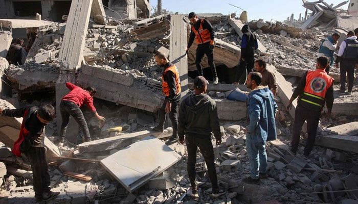 اسرائیلی فوج کی بمباری سے فلسطینیوں کے خیموں میں آگ لگ گئی، 20 شہید