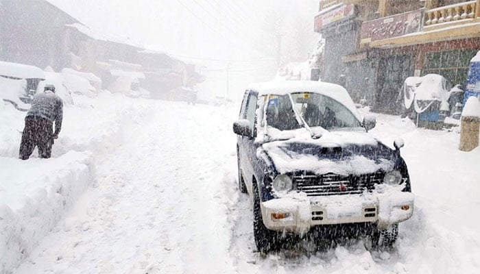 بلتستان ڈویژن میں برفباری، پہاڑی تودہ گرنے سے گلگت اسکردو روڈ بند