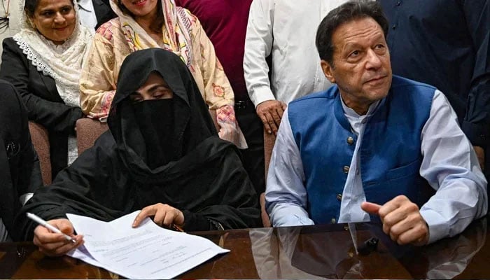 عمران خان کو 6 اور بشریٰ بی بی کو ایک مقدمے میں ملنے والی ضمانت میں توسیع