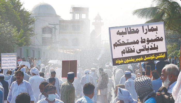 خیبرپختونخوا کے بلدیاتی نمائندوں کا فنڈز کی عدم ادائیگی پر احتجاج، اڈیالہ کا رخ کرلیا
