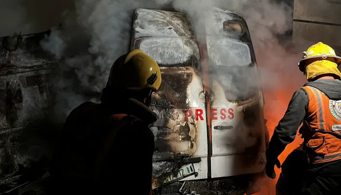 غزہ میں فلسطینی ٹی وی چینل کی گاڑی پر اسرائیل فوج کا حملہ، 5 صحافی شہید