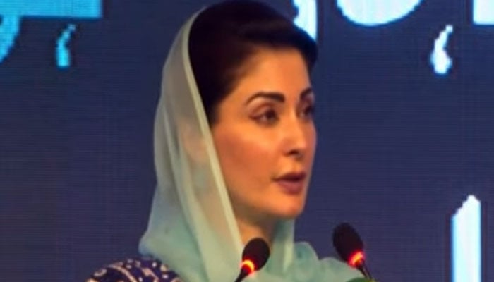 کوئی کہے آگ لگادو، بم پھینکو تو کسی کے بہکاوے میں نہ آنا: مریم نواز کا طلبہ کو مشورہ