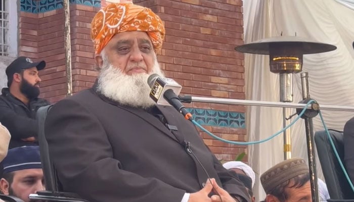 حکومت، اپوزیشن نے قصیدے پڑھے،اس بار اس مولوی نے 2 کشتیوں میں پیر رکھا اور پار ہوا،فضل الرحمان