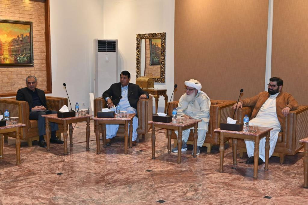 قوم کا امن خراب کرنے کی کسی بھی کوشش کا فیصلہ کن جواب دیا جائے گا: آرمی چیف کی سیاستدانوں سے گفتگو