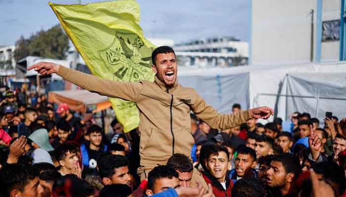 تصاویر: غزہ جنگ بندی شروع ہوتے ہی فلسطینیوں کے چہرے کھل اٹھے، بڑی تعداد میں شہری سڑکوں پر امڈ آئے