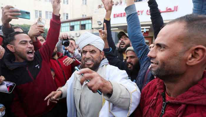 تصاویر: غزہ جنگ بندی شروع ہوتے ہی فلسطینیوں کے چہرے کھل اٹھے، بڑی تعداد میں شہری سڑکوں پر امڈ آئے