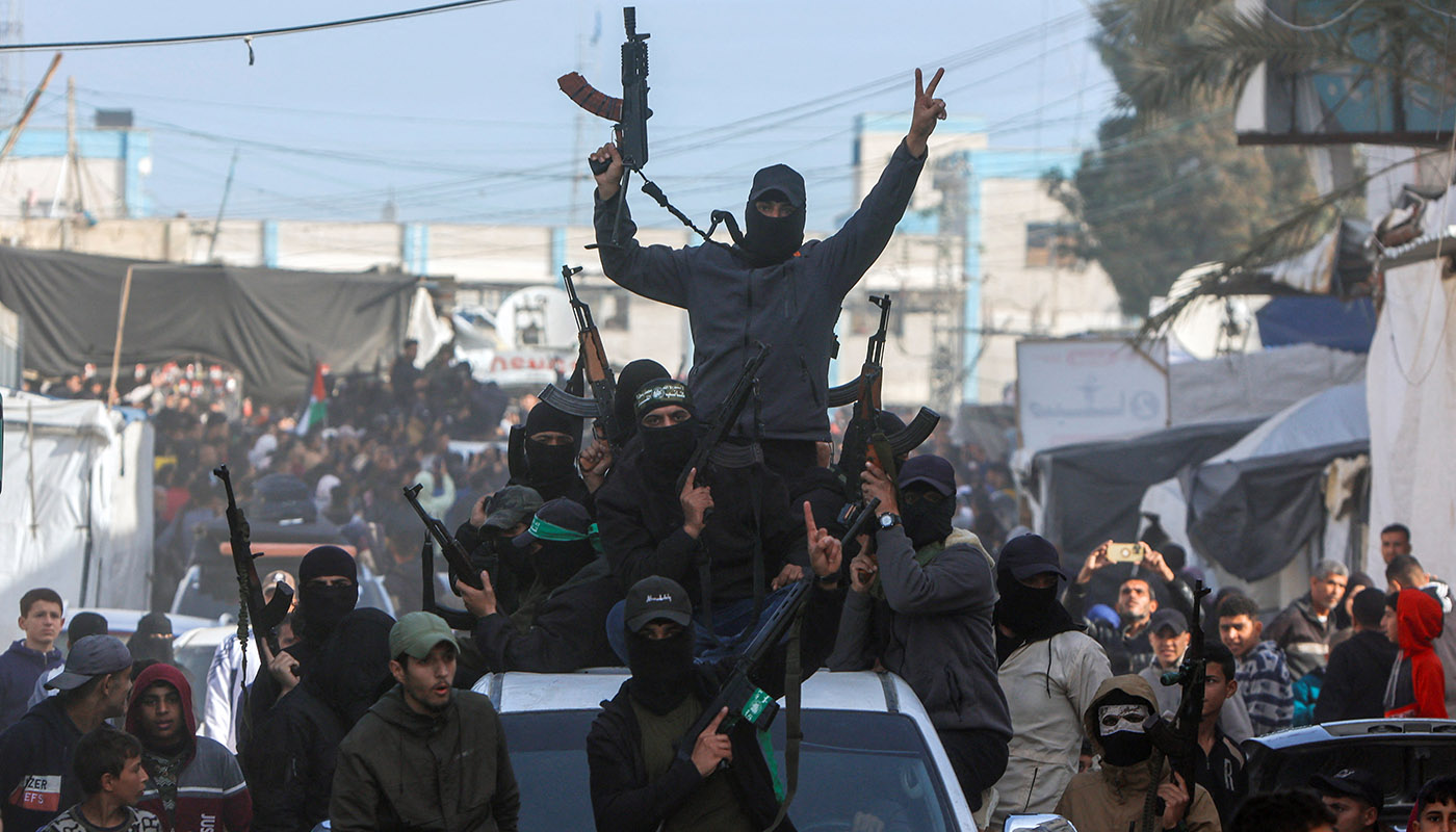 غزہ میں جنگ بندی کا آغاز، مزاحمت کاروں کا گلیوں میں گشت، عوام کا والہانہ استقبال