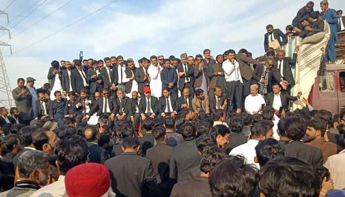 ایس ایس پی رخصت پر چلے گئے، حیدر آباد میں 3 روز سے جاری وکلاء کا دھرنا ختم